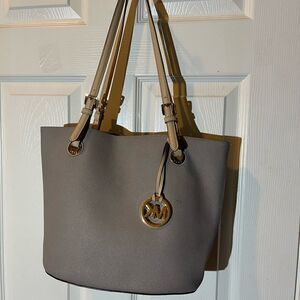 Michael Michael Kors jet Set Gray Medium Tote gold tone hardwares tan straps